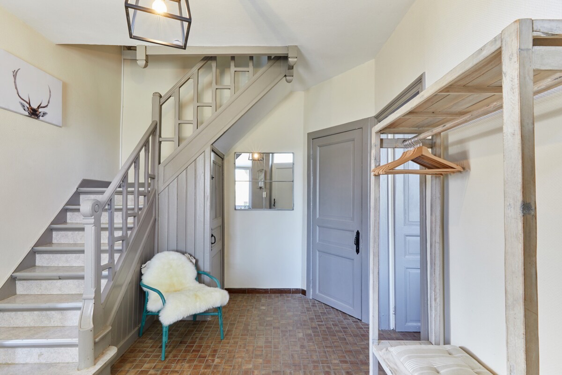 Entrance hall and wooden staircase in Le Cottage
