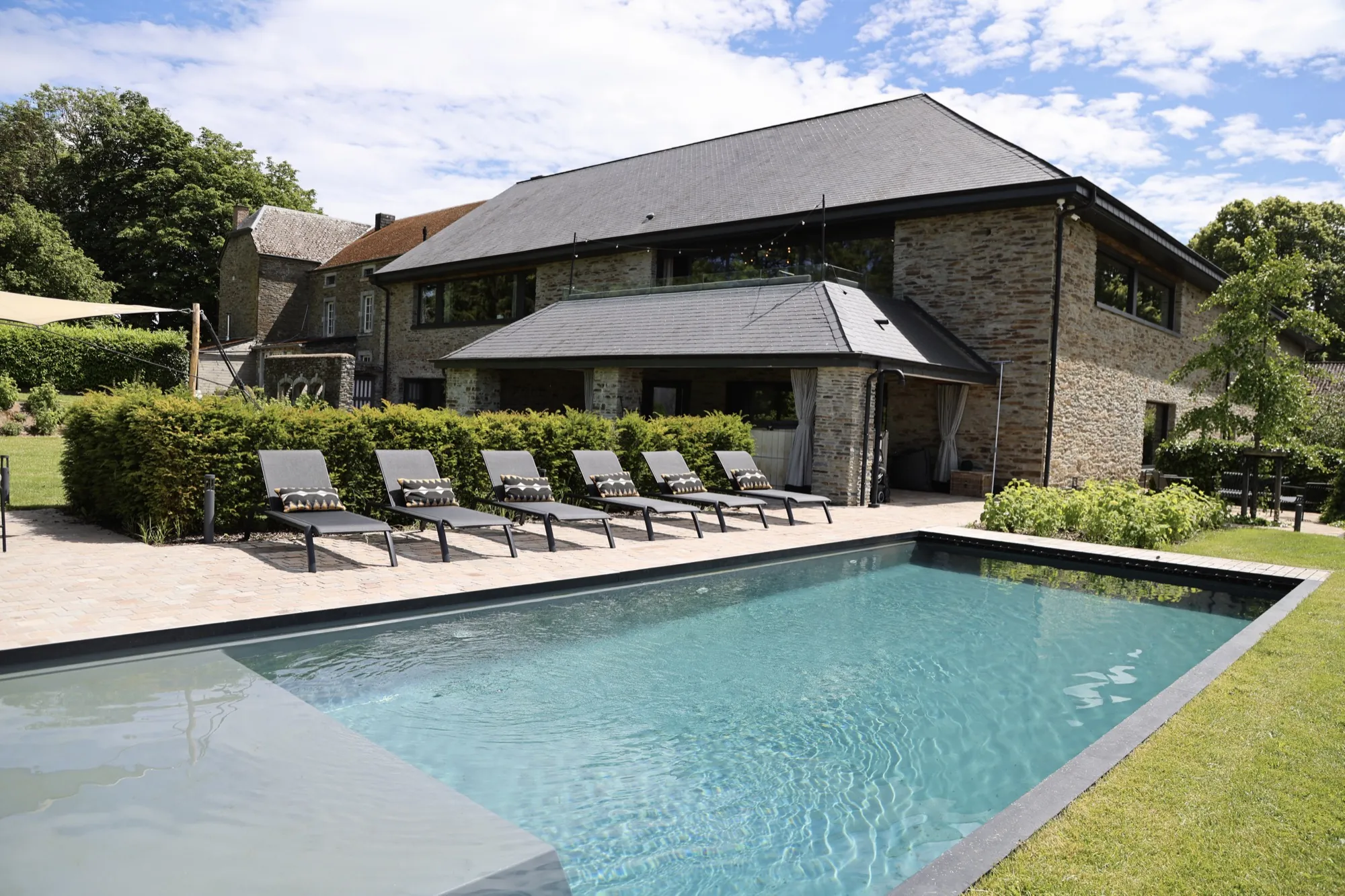 La Grange and its outdoor pool